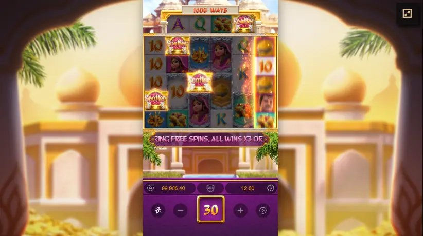 Nærbilde av hjulene på en spilleautomat, med fargerike symboler og en digital visning av gjeldende spillstatus.