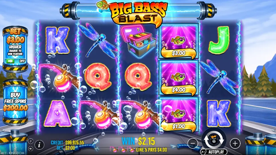 Big Bass Blast spilleautomatskjerm med fargerike hjul, fisk, øyenstikkere, skattekiste og neonblå effekter.
