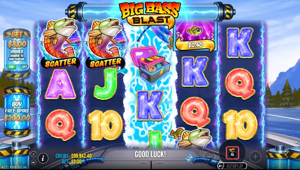Den fargerike Big Bass Blast-spilleautomaten viser fisk, lynfylte hjul, bokstaver og tall.