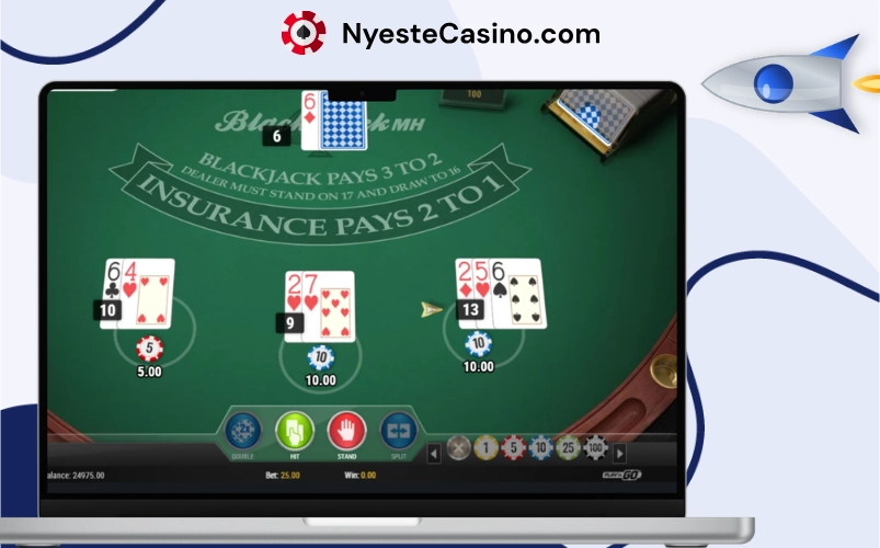 Blackjack-spill på laptop med kortvalg og handlinger som treff og stå.