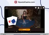Skjerm som viser et pokerspillbord med live dealer og spillkortoverlegg.